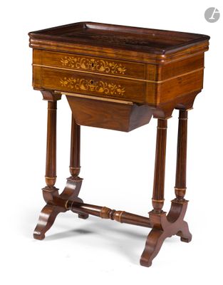 une vieille table en bois surmontée d'un tiroir