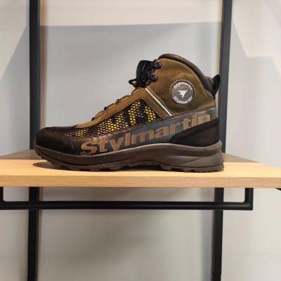 une paire de chaussures de randonnée posée sur une étagère dans une pièce