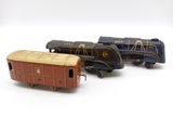 trois petits trains assis l'un à côté de l'autre sur une surface blanche