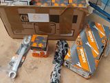 une boîte contenant des objets orange et blancs posée par terre