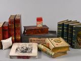 un grand nombre de livres posés sur une table