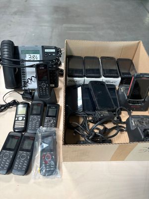 de nombreux téléphones portables dans une boîte posée sur une table