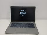 L'ordinateur portable Dell est posé sur une table blanche.