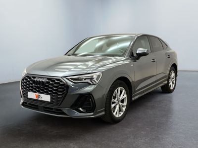 un SUV Audi QX gris de 2020 garé dans un showroom