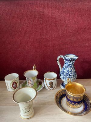 many cups and saucers sitting on a wooden table