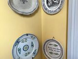 de nombreuses assiettes accrochées au mur, dans un coin de la pièce