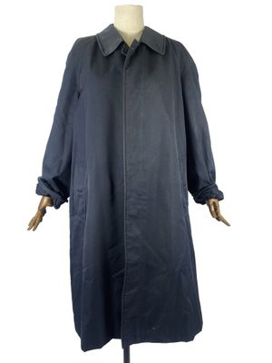 une photo d'un manteau noir sur un mannequin