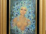 une peinture à l'huile représentant le visage d'une femme, dans un cadre doré