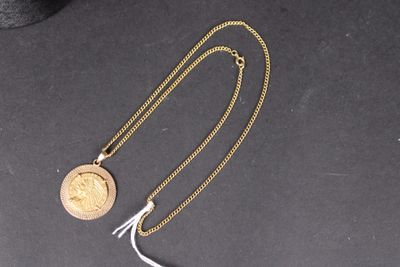 collier plaqué or avec une pièce suspendue à une chaîne en or