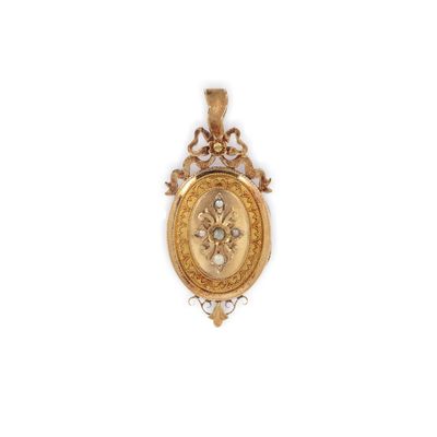 gros plan d'un pendentif en or sur fond blanc