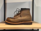 une paire de bottes marron posée sur une étagère en bois