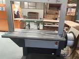 une machine qui se trouve dans une pièce où sont empilées de nombreuses boîtes