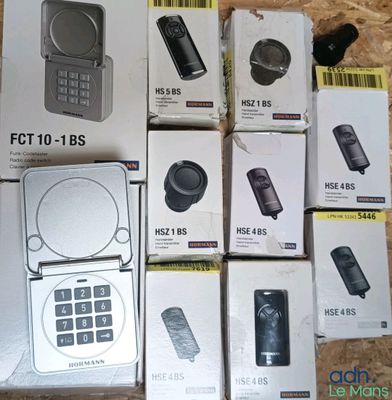plusieurs cartons contenant des appareils électroniques posés sur une table en bois