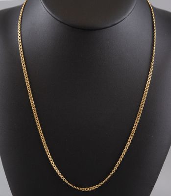un collier à chaîne en or sur un mannequin mannequin mannequin mannequin mannequin mannequin mannequin mannequin mannequin mannequin