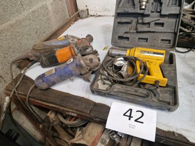 une boîte à outils posée sur une table, avec une étiquette de prix