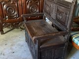 un banc en bois avec une assise en bois, à côté d'un lit
