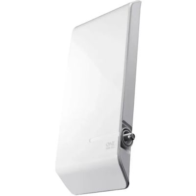 un gros plan d'une antenne murale sur fond blanc