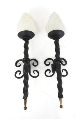 paire d'appliques en fer forgé noir avec des abat-jours en verre blanc