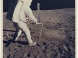 une vieille photo en noir et blanc d'un astronaute sur la Lune