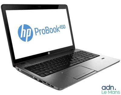 L'ordinateur portable HP ProBook 450 est ouvert sur un fond blanc