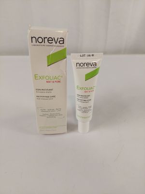 un gros plan d'un tube de crème Exfoliac à côté d'un autre tube de crème Exfoliac