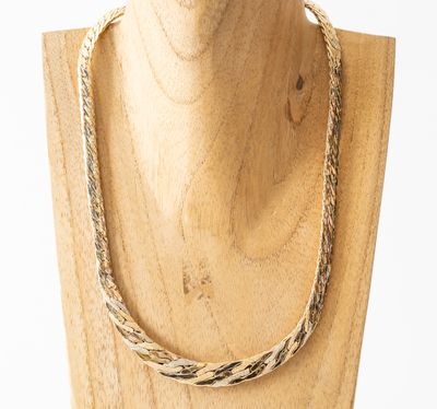 un gros plan d'un mannequin en bois auquel est attachée une corde