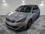 la voiture argentée est garée dans le garage sur le sol en damier