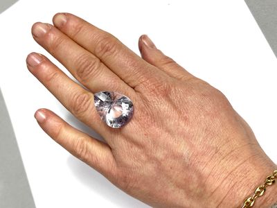 Améthyste poire 27.78 cts 24.7x19x13.9 n°05500178