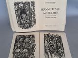 trois livres sur lesquels figurent les illustrations d'une femme et d'un homme