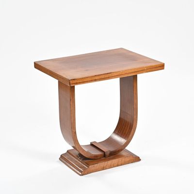 une table en bois avec un plateau incurvé et un piètement en bois