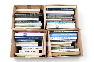 Des cartons remplis de livres sont empilés les uns sur les autres sur une surface blanche