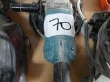 une photo d'une perceuse et d'autres outils posés sur une table