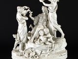 une image représentant une statue d'un groupe de personnes assises sur une table