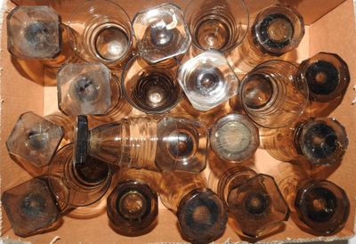 une boîte remplie de verres à vin vides et une bouteille