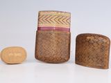 trois types différents de boîtes en bambou et une pièce de monnaie posée sur une surface blanche