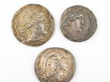 trois pièces romaines, dont l'une représente la tête d'une femme et l'autre celle d'une