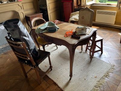 une table et des chaises dans un salon avec une cheminée
