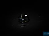 un gros plan d'un diamant noir sur une surface noire