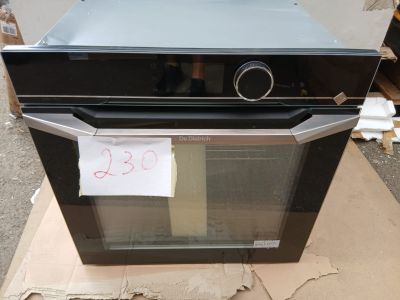 un four noir posé sur une boîte en carton