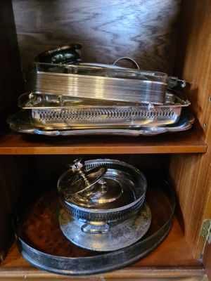 une étagère sur laquelle sont posés une casserole et des poêles