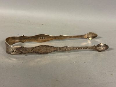 deux cuillères en argent posées sur une table avec un fond blanc