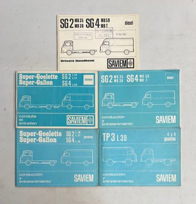 trois brochures bleues et blanches de tailles et de formes différentes