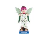 La figurine d'une fée aux cheveux roses et aux ailes vertes est posée sur un socle bleu.