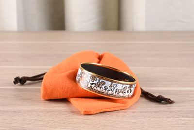 HERMES Paris Bracelet en métal doré émaillé à motif de carro… - Photo 1