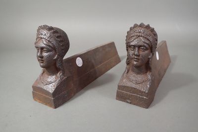 paire de bustes en bronze représentant une femme et un homme, posés sur des socles en bois