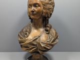buste en bronze représentant une femme aux cheveux longs, posé sur un socle