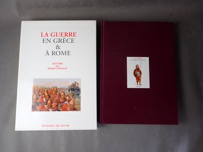 Deux livres sont posés l'un à côté de l'autre sur un lit
