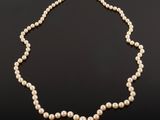 un collier de perles sur fond noir