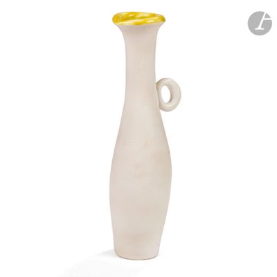 un vase blanc au col jaune posé sur une surface blanche