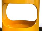 une table jaune avec un trou au milieu
